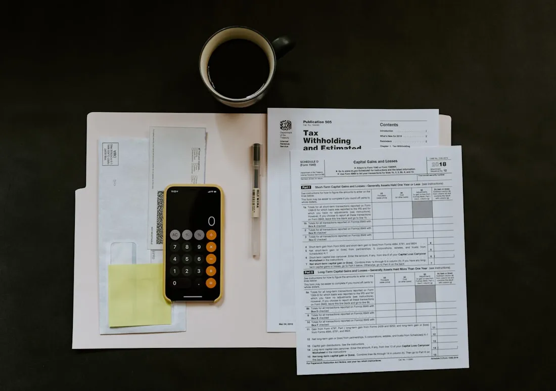Modelo fiscal, calculadora y documentos sobre una mesa
